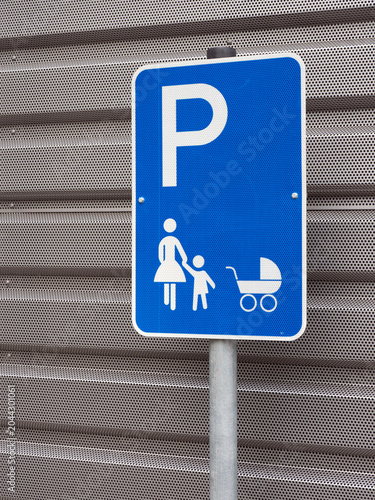 Mutter Kind Parkplatz - Familienparkplatz - neues Schild für bevorzugtes Parken mit Kleinkindern