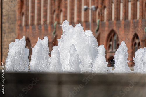 Εκτύπωση καμβά Foaming white fountain jets surge above a stone basin in Berlin