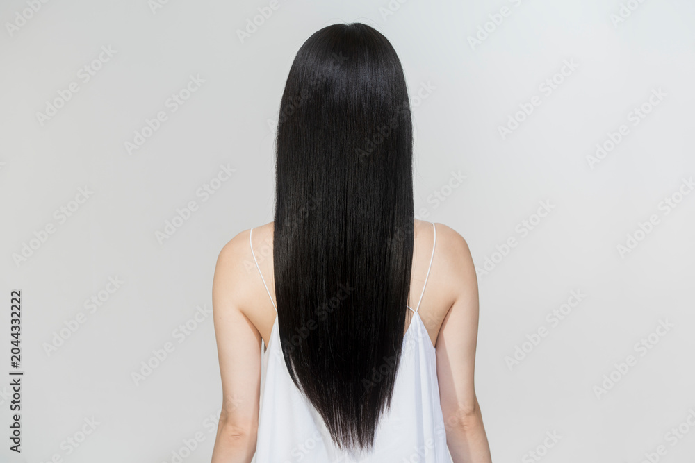 Fototapeta premium アジア人女性の美しいストレートの黒髪・後ろ姿