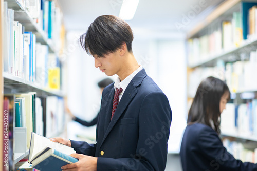 Foto 本を選ぶ高校生