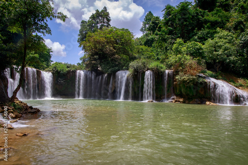 Canvas-taulu Flowing waterfalls tropical forest nature scene lush environment serene viewpoin