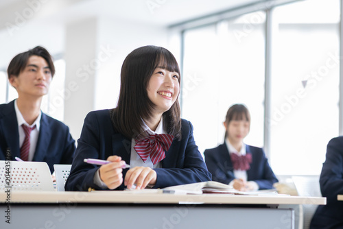 授業を受ける高校生