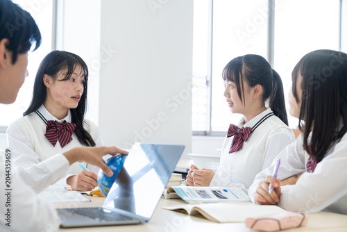 グループワークをする高校生