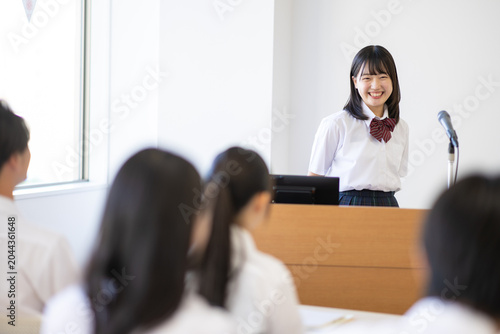 発表する高校生
