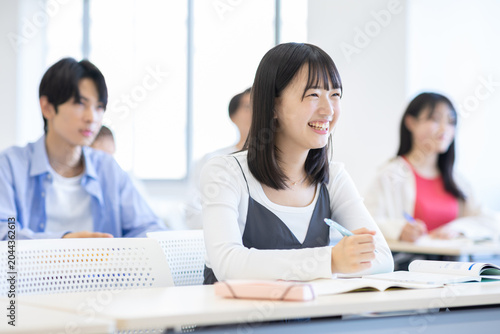 授業を受ける大学生