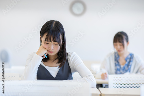 授業を受ける大学生