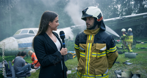 Fotografía Breaking News Coverage at a Forest Airplane Crash Site Shows Firefighters and Em