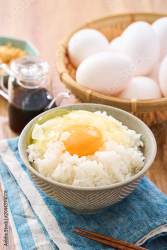 卵かけご飯 茶碗に盛った白米と生卵の朝食