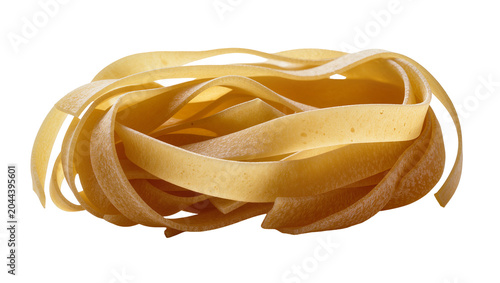 Foto Raw fettuccine pasta nest uncooked dry flat, wide ribbons