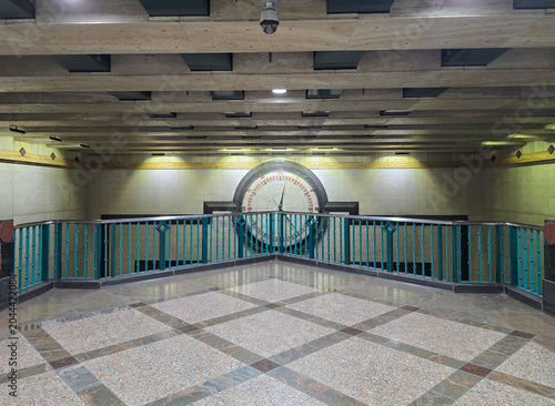 Φωτογραφία Symmetrical transit station interior with large clock and modern architecture