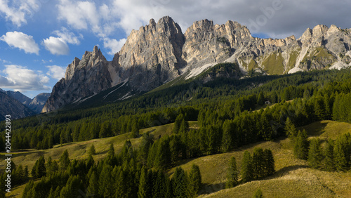 Foto Dolomite mountains framing an abundant forest landscape