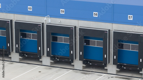 Εκτύπωση καμβά Multiple loading docks at modern distribution center facility