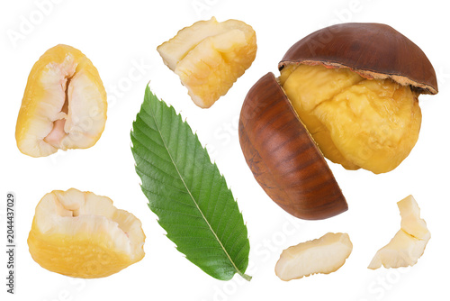 Foto roasted peeled chestnut isolated on white background wit full depth of field