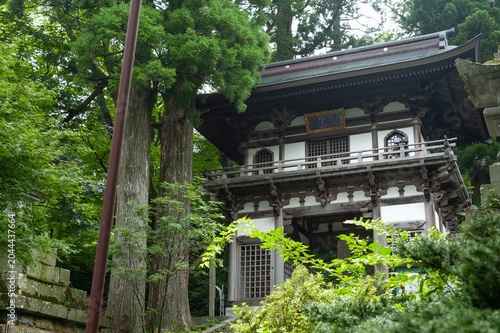 Bild auf Leinwand 大山山麓の深い緑に囲まれて佇む大山寺の厳かな木造山門/The Solemn Wooden Sanmon Gate of Daisenji Temple Stan