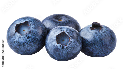 Foto Four ripe blueberries with visible bloom and stem remnants