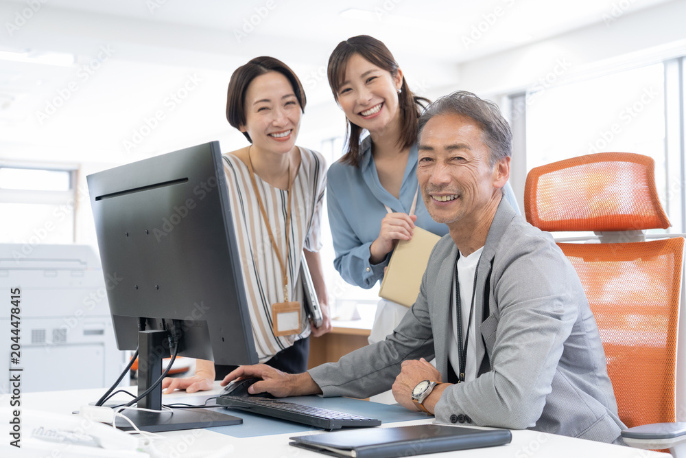 Naklejka premium オフィスで働く男女のエンジニア