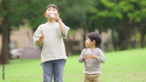 公園で水分補給する子供達