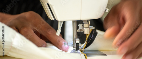 Foto Close up woman hand use sewing machine