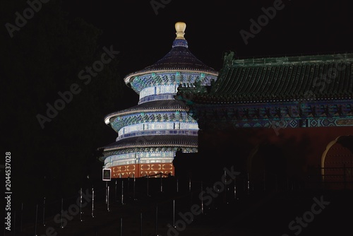 Quadro su tela The magnificent Hall of Prayer for Good Harvests at the Temple of Heaven lit up against the dark night sky, Beijing, China