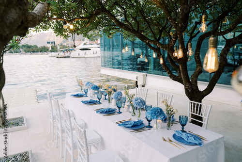 Foto Serene lakeside dining experience with graceful design and attentive service in