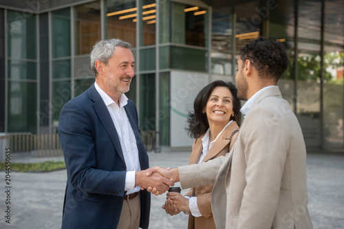 Fotografi businesspeople shaking hands outside the office introducing a new partner, busin