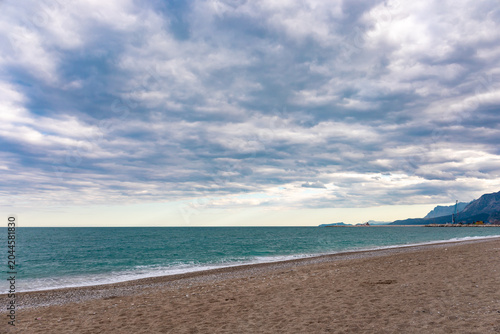 Φωτογραφία A serene beach scene with gentle waves lapping at the shore