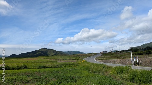 空と遠くへ続く道