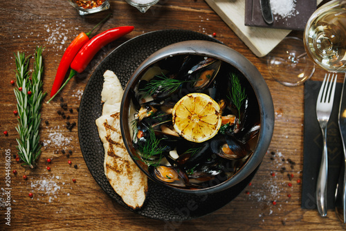 Foto Artisan mussels with dill and grilled bread