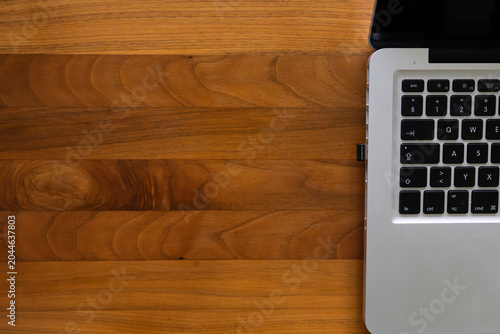 Foto Ordinateur portable sur bureau en bois avec large espace de copie