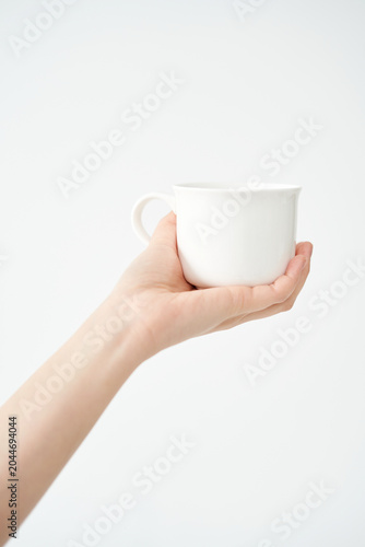 have a cup in one's hand
