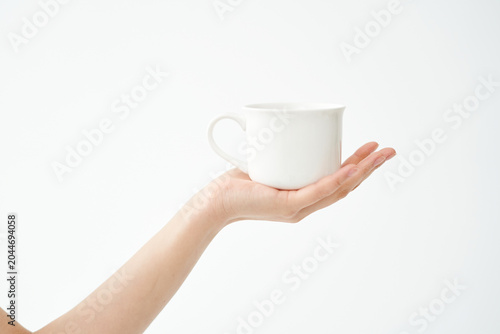 have a cup in one's hand
