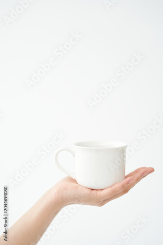 have a cup in one's hand
