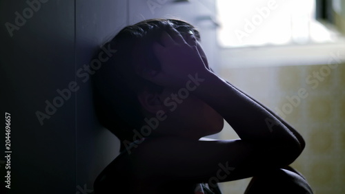 Cuadro en lienzo Close view of child holding head with eyes closed showing deep emotional exhaust