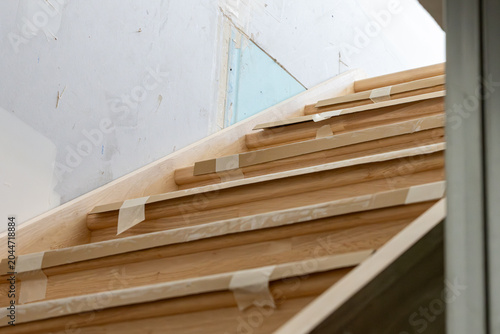 Fotografía Escalier en cours de rénovation sur un chantier, montrant une montée d’escaliers en travaux avec matériaux bruts, ambiance industrielle et perspective de construction