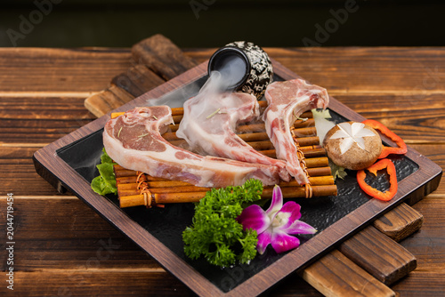 노릇하게 구운 고급 양갈비 구이 숄더랙 프렌치랙 숯불 바비큐 양고기 식재료 Grilled Lamb Chops Premium Mutton Ribs Sholder Rack Charcoal BBQ 烤羊排 羊肉 烧烤 顶级食材 羊 가리비 韩国料理 ラムチョップ 羊肉 焼き肉 炭火焼き 高級食材 バーベキュー Chuletas de Cordero Côtes d'Agneau G