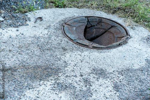 Fotografia Pipe replacement work is underway to fix broken sewerage cover on a roadway at l