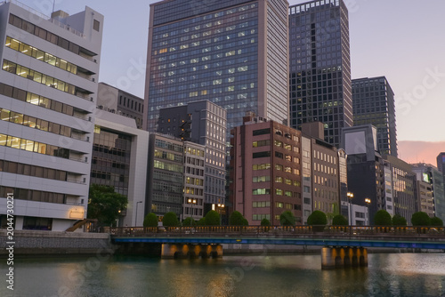 ライトアップが始まる夕暮れ時のビジネス街と堂島川に架かる橋