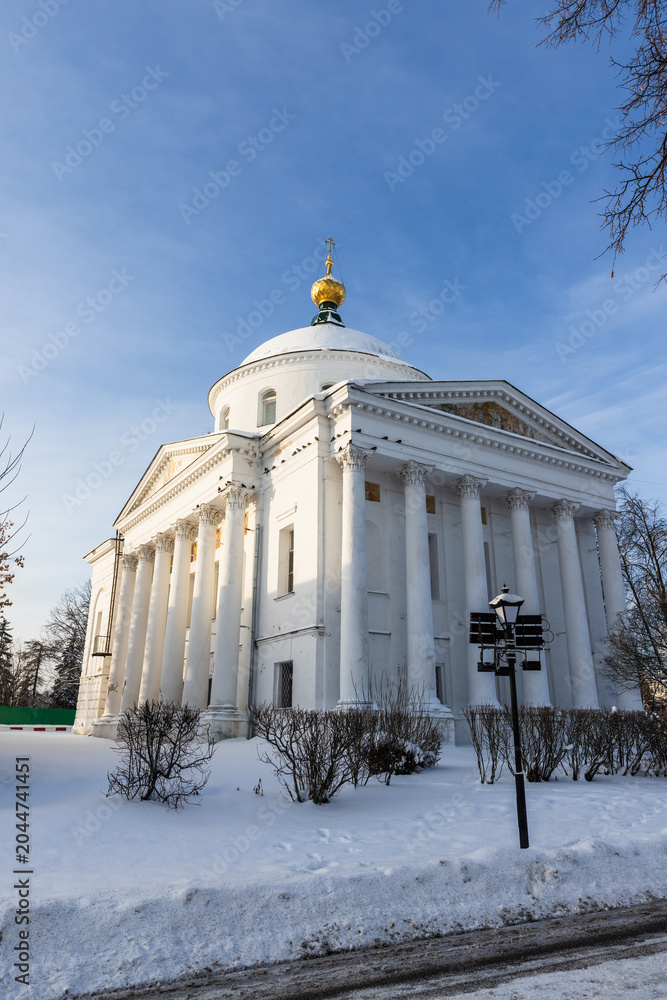 Fototapeta premium Vertical photography of Church of Elijah the Prophet in Rubleny Gorod is an inactive Orthodox church in the historic center of Yaroslavl, the building was constructed between 1825 and 1831