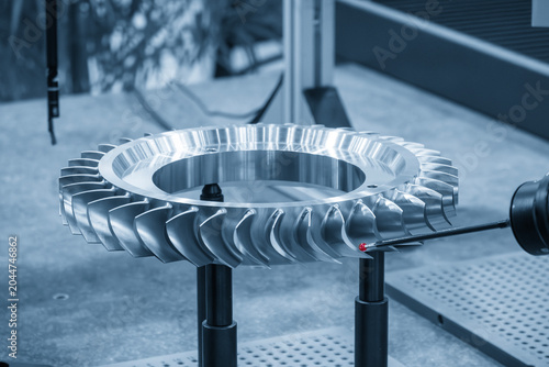 Foto High-precision quality control inspection of an impeller turbine part using a multi-axis CMM machine in a blue tone scene