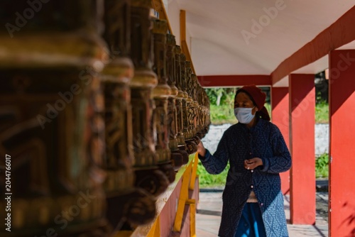 Foto prayer wheel buddhism india manali nepal peace chant beads