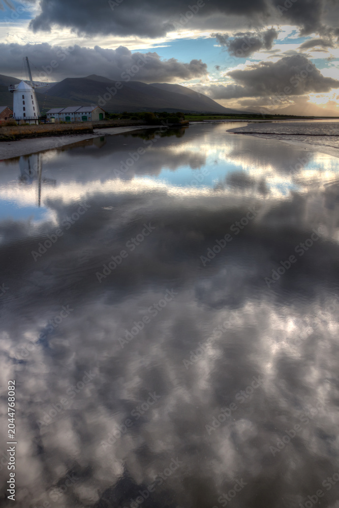 Obraz premium Storm clouds over the river 6