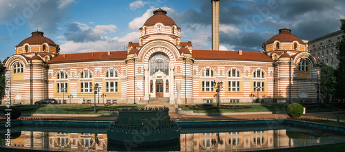 Fotografija Frontal view of the historic Central Mineral Baths building in Sofia, showcasing