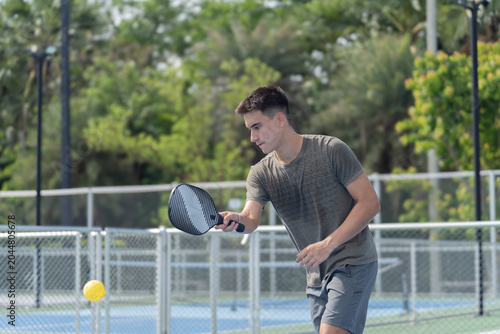 Foto Active Diverse People Playing Pickleball on Outdoor Court