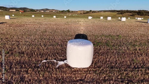 Explotación agrícola con pacas de ensilado vistas desde dron al atardecer