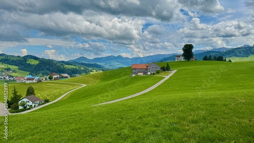 Foto single farmhouse on green meadow, springtime in Appenzell, Switzerland, green tr