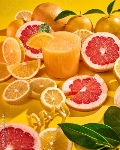 Bebida refrescante de cítricos con frutas frescas