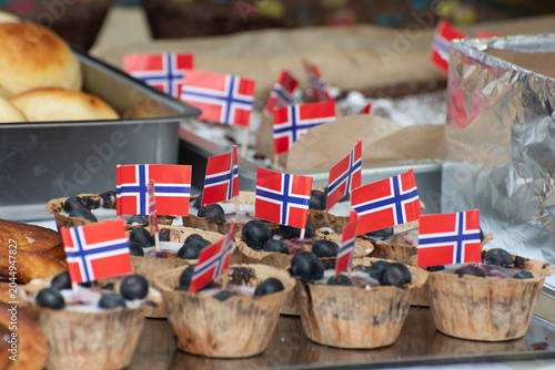 a group of norwegian flags on cake 