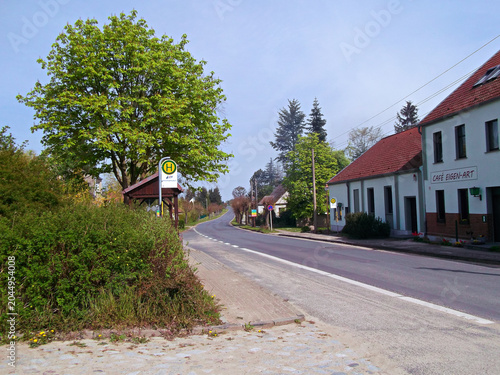 Eine Landstraße zwischen zwei Dörfer