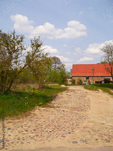 Kopfsteinpflasterstraße in einem Dorf