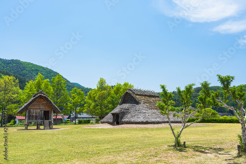 Foto 平出遺跡の復元竪穴住居と高床式倉庫